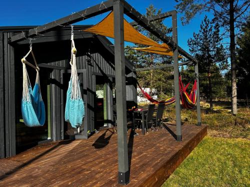 Balkons/terase, KESTERCIEMA BUKI - luxury seaside forest cabins with sauna & hot-tub in Ķesterciems