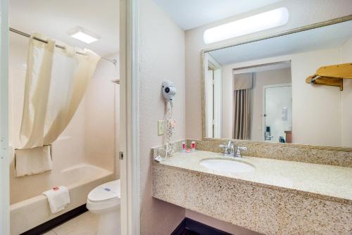 Econo Lodge Walterboro - image 31