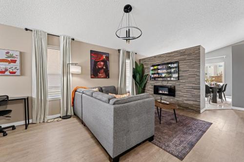5BR Wild Rose- Meadows, AC, Garage, Sleeps 12 – khách sạn tại Southeast Edmonton