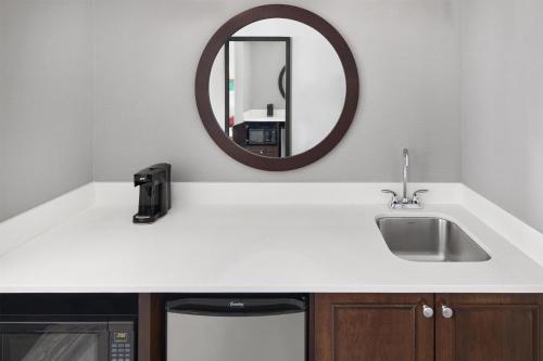 Hampton Inn and Suites Parsippany/North - image 30
