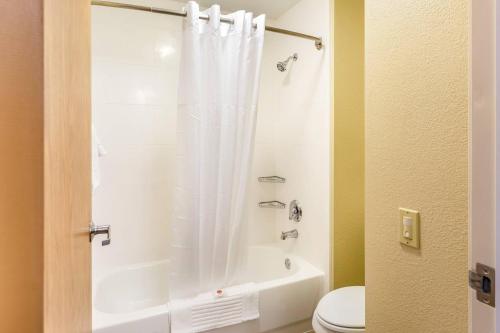 Comfort Inn DeKalb - Adjacent the University - image 29