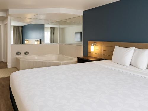 Rancho San Diego Inn & Suites in 埃爾卡洪