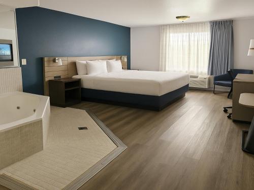 Rancho San Diego Inn & Suites in 埃爾卡洪