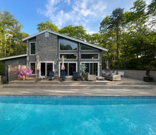 Stylish Beauty with Tennis in Northwest Harbor (NY)