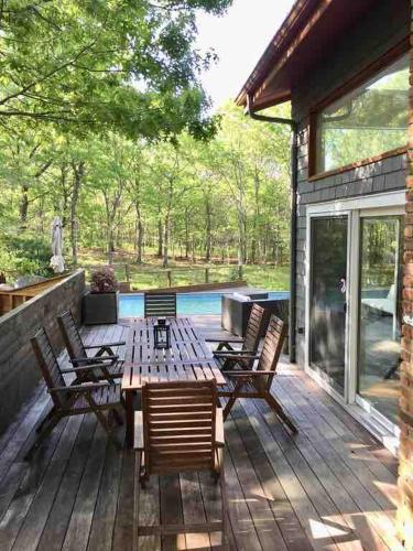 Stylish Beauty with Tennis in Northwest Harbor (NY)