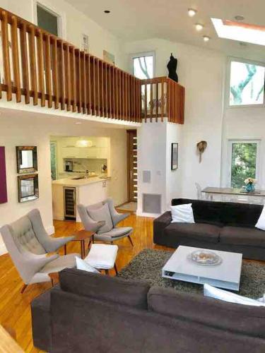 Stylish Beauty with Tennis in Northwest Harbor (NY)