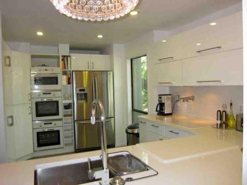 Stylish Beauty with Tennis in Northwest Harbor (NY)