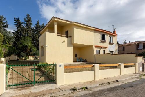 GuestHost - Mariposa Villa with Parking