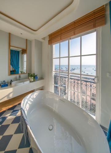 Bathroom, Solaro Hotel & Spa Phu Quoc - Sunset Town Seaview And Fireworks  in An Thoi