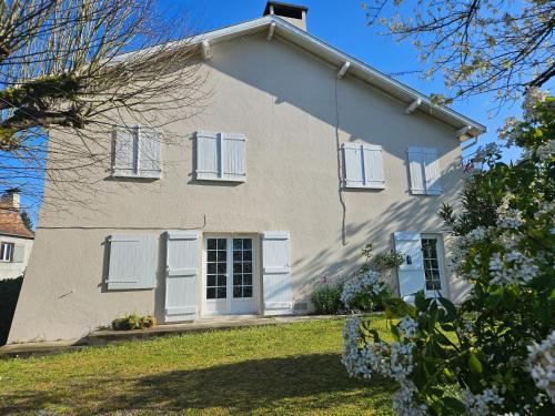 Maison familiale 10 pers avec jardin & calme au cœur du Béarn gîte à louer Osserain-Rivareyte