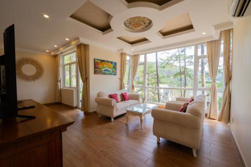 Lan Anh Resort Village in Tuyen Lam Lake
