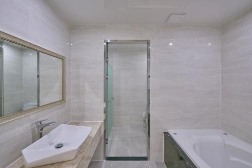 Bathroom, Gwangju Madrid Hotel (Korea Quality) in Gwangsan-gu