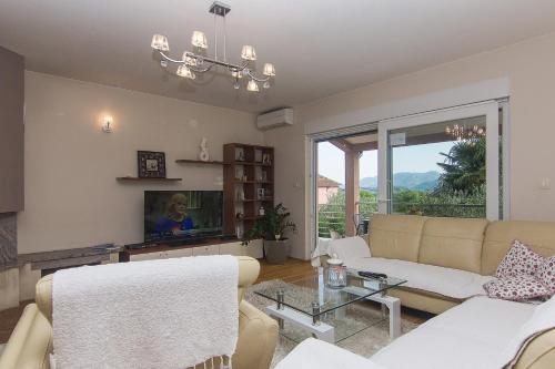 Koplietošanas atpūtas telpa ar TV, Holiday Home Vele with pool in Dusina