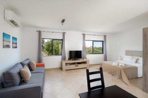 Shared lounge/TV area, Clube Alvorferias in Alvor