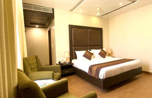 The Livin Located in Shastri Nagar, The Livin is a perfect starting point from which to explore Jaipur. The property features a wide range of facilities to make your stay a pleasant experience. Service-minded s