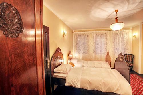 Deluxe Twin Room image 9