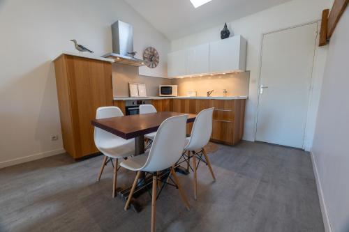 virtuve, Grand gîte avec piscine MAISON PORT VALADE (Grand gite avec piscine MAISON PORT VALADE) in Portets