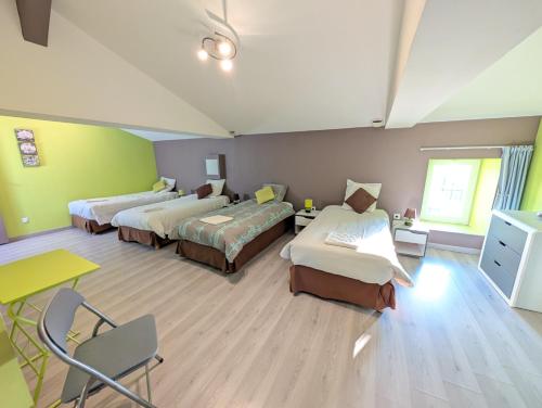 Chambres Etage1 au Gite Domaine du Luth - Parking gratuit - Cuisine Commune - 20 min Aquascope et Fu in Vouille