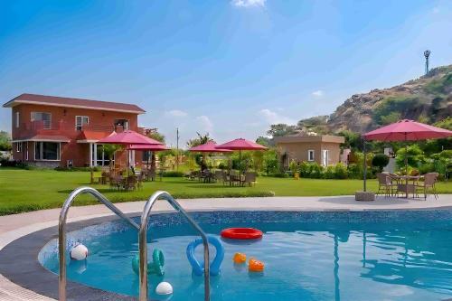 Biệt thự 557 m² 4 phòng ngủ, 4 phòng tắm riêng ở Sohna – khách sạn tại Sohna