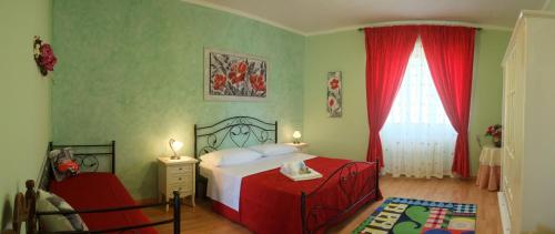 1 queen bed, 2 twin beds