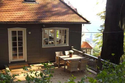 Villa Sonnenburg Gästehaus - Blick auf die Stadt und die Elbe - Parkplatz in Rathmannsdorf, Deutschland