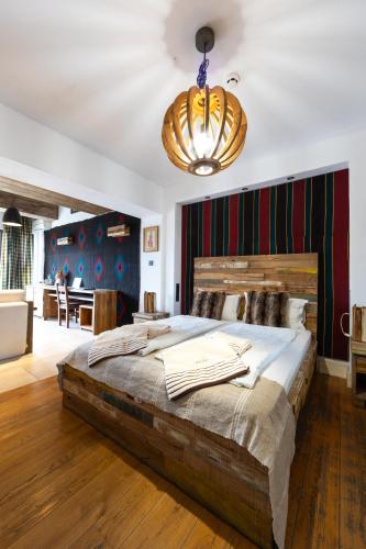 1 queen bed, 1 sofa bed