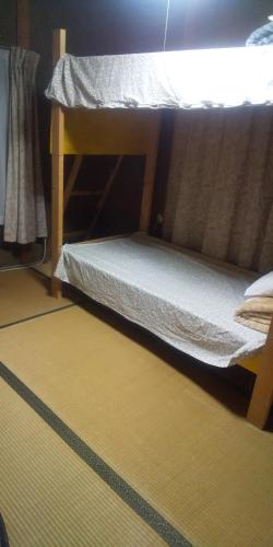 2 twin beds