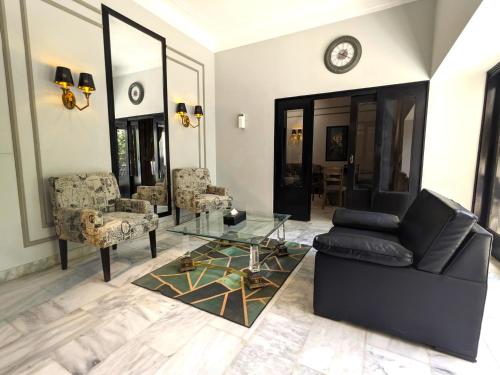 Ghumo x Bahadurabad Aga Khan Hospital - Ten Bedroom Private Villa - image 2