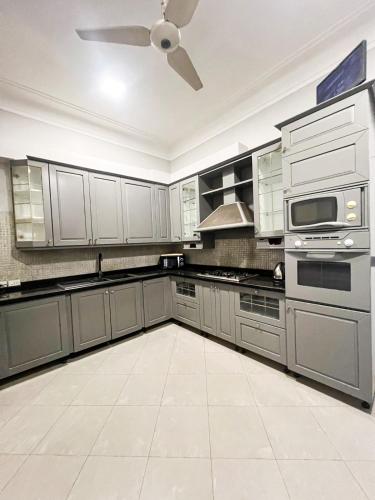 Ghumo x Bahadurabad Aga Khan Hospital - Ten Bedroom Private Villa - image 5