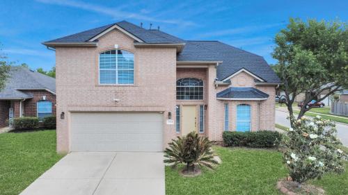 Family retreat with game room and huge yard – khách sạn tại Cypress
