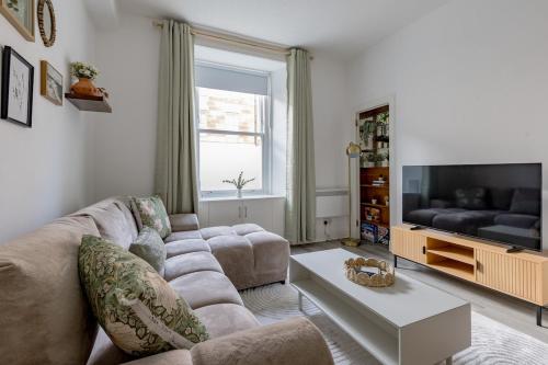 Stylish 1 Bed Leith Apartment Near Shore & Tram — other in EH6 4AS, Edinburgh United Kingdom, EH6 4AS