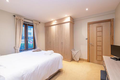 Central Apartment with Parking by Guestz - image 2