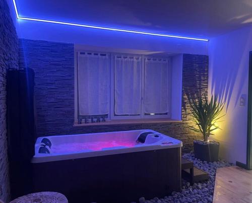 Cosy love et spa-tentation loveroom in Raincourt