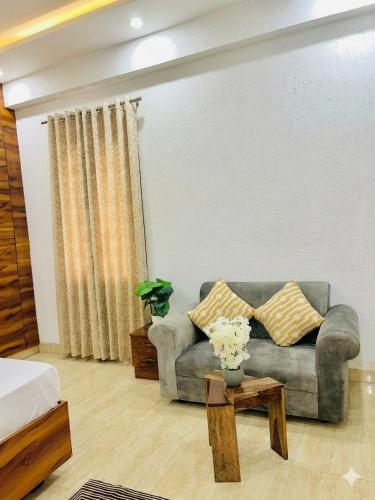 LuxuriousNoise-free 1BHKTapovanNear LaxmanJhula - image 5