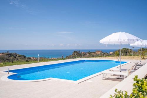 Villa Adele con piscina privata - per 16 persone gîte à louer Torre Marino