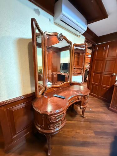 room detail thumbnail 2