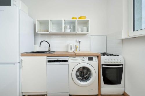 Miejski Apartament Blisko Aquaparku we Wrocławiu by Noclegi Renters - image 3