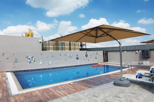 Swimming pool, Grand Kingsgate Waterfront by Millennium Hotels in Al Jaddaf