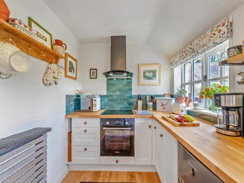 Kitchen, Willow Tit Cottage in Troedyraur