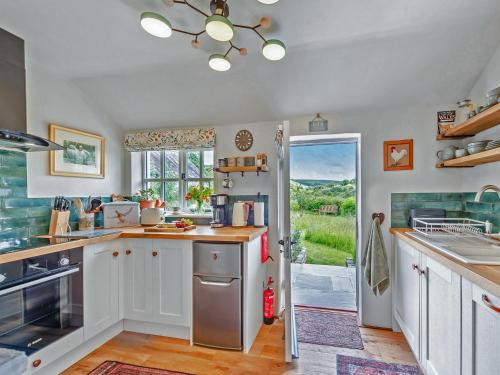 Kitchen, Willow Tit Cottage in Troedyraur