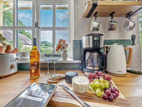 Kitchen, Willow Tit Cottage in Troedyraur
