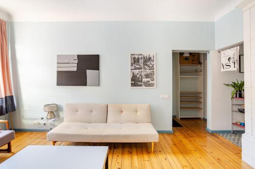 Parkview Apartment II Art & Design - Tap to explore photos