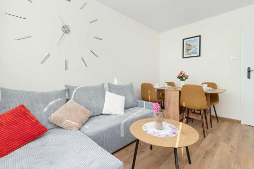 Sloneczny Apartament z Pieknym Widokiem Balkon & Parking by Noclegi Renters - image 5