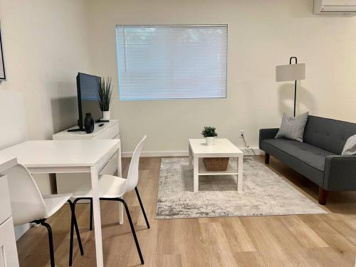 Iekārtas, Modern Comfort Meets Stylish Studio in Burien (WA)