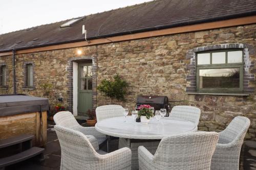 Peaceful cottage with hot tub & ground floor suite in Wiston