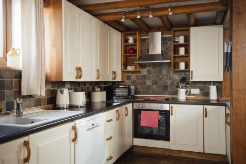 Peaceful cottage with hot tub & ground floor suite in Wiston