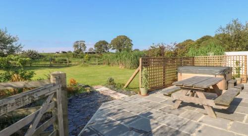 Peaceful cottage with hot tub & ground floor suite in Wiston
