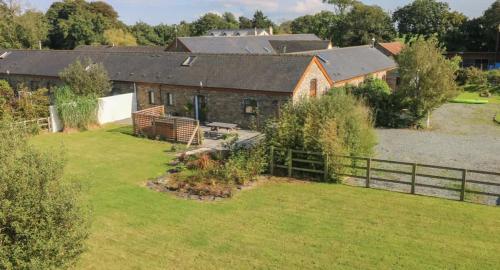 Peaceful cottage with hot tub & ground floor suite in Wiston