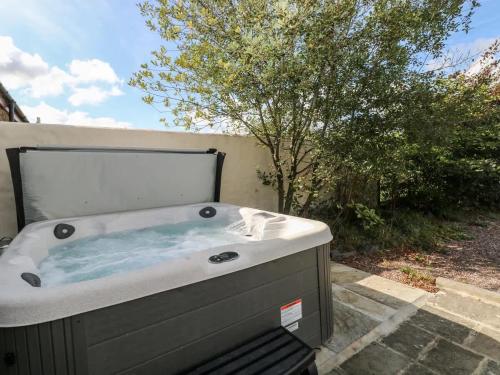 Meadow View Country Escape with Hot Tub in Wiston