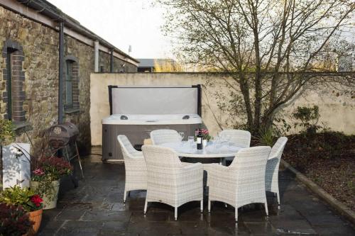 Meadow View Country Escape with Hot Tub in Wiston